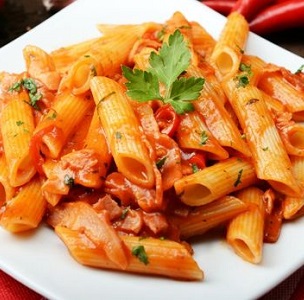 Penne pasta with tomatoe sauce